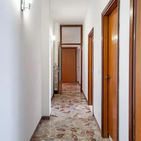 Family House アパート